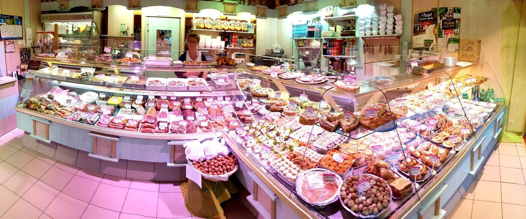 Comptoir de la charcuterie La Renommée garni de charcuteries, terrines, plats cuisinés et pâtisseries salées
