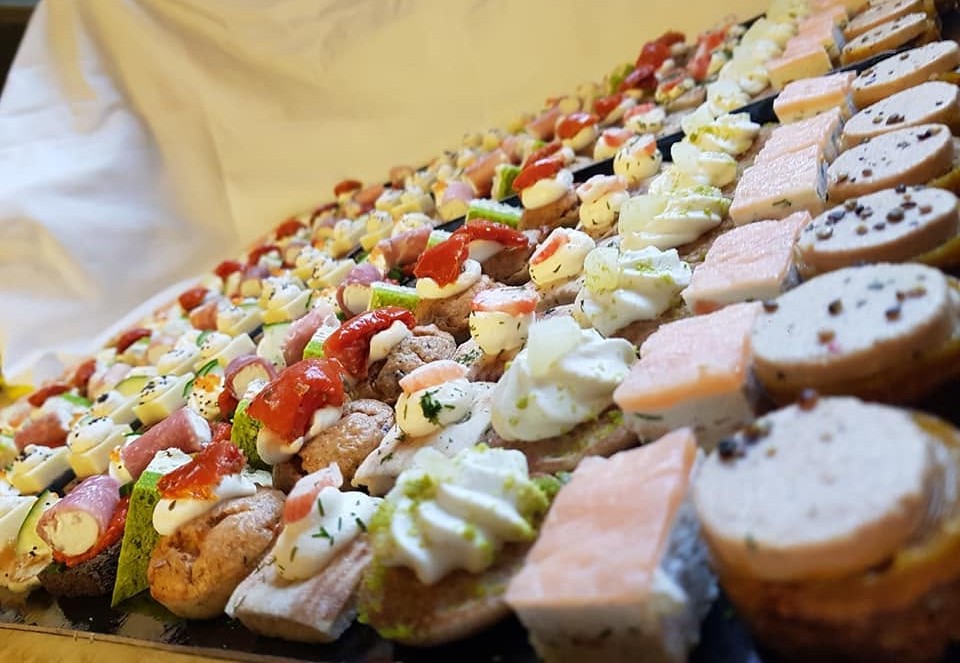 Plateau de mise en bouche et verrines apéritives préparés par La Renommée